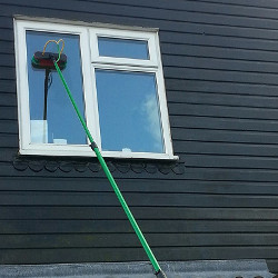 Cleaning windows from ground level